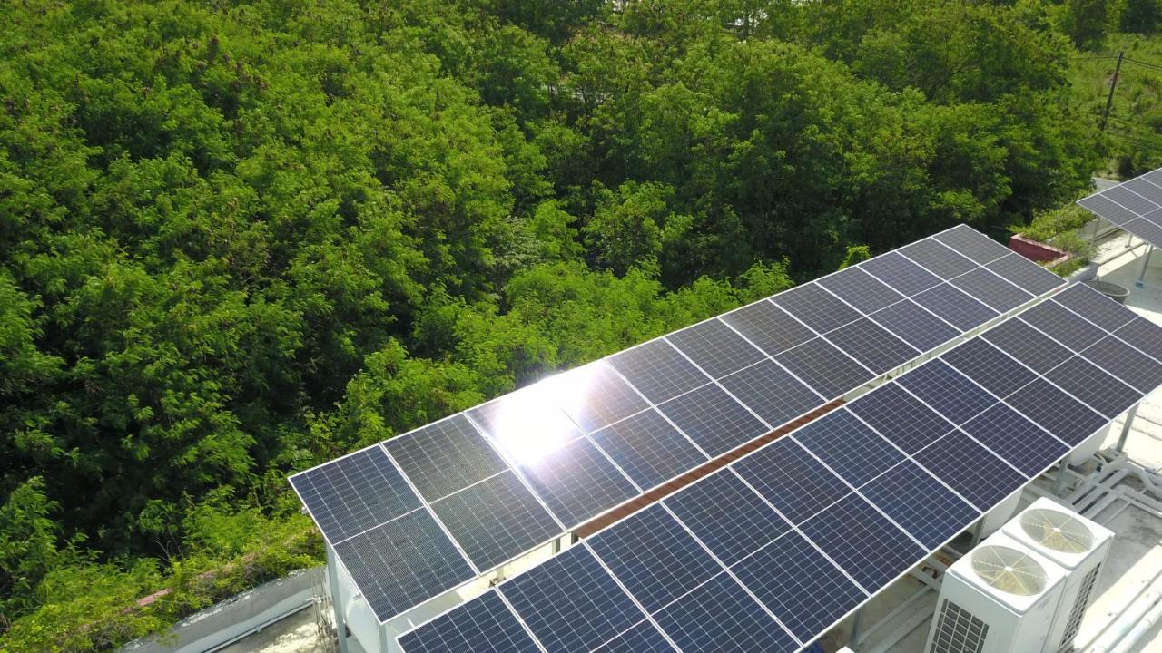 منتجع آند فيلاز لو Rawai المظهر الخارجي الصورة Solar panels on the roof of the school