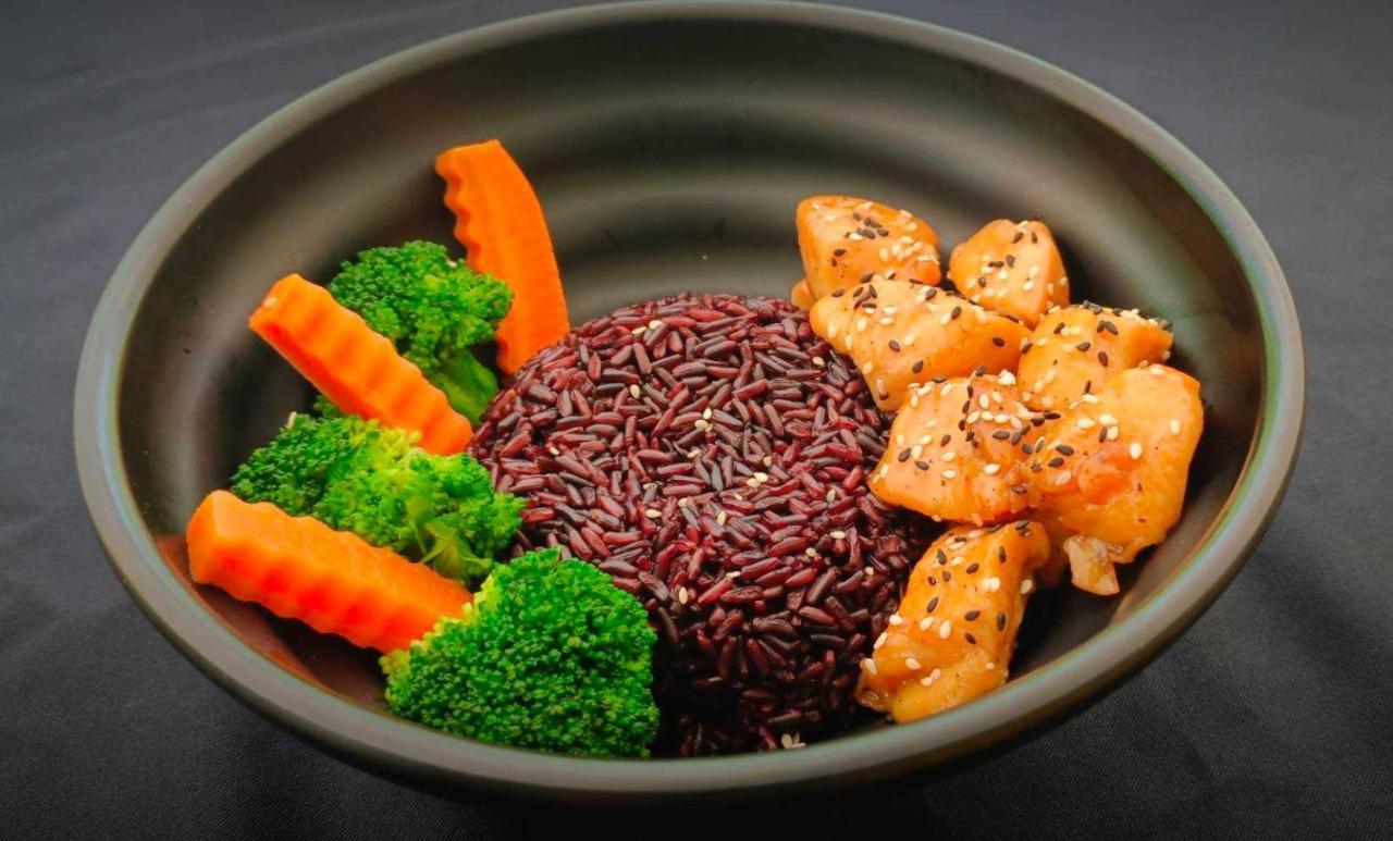 منتجع آند فيلاز لو Rawai المظهر الخارجي الصورة Black rice with salmon