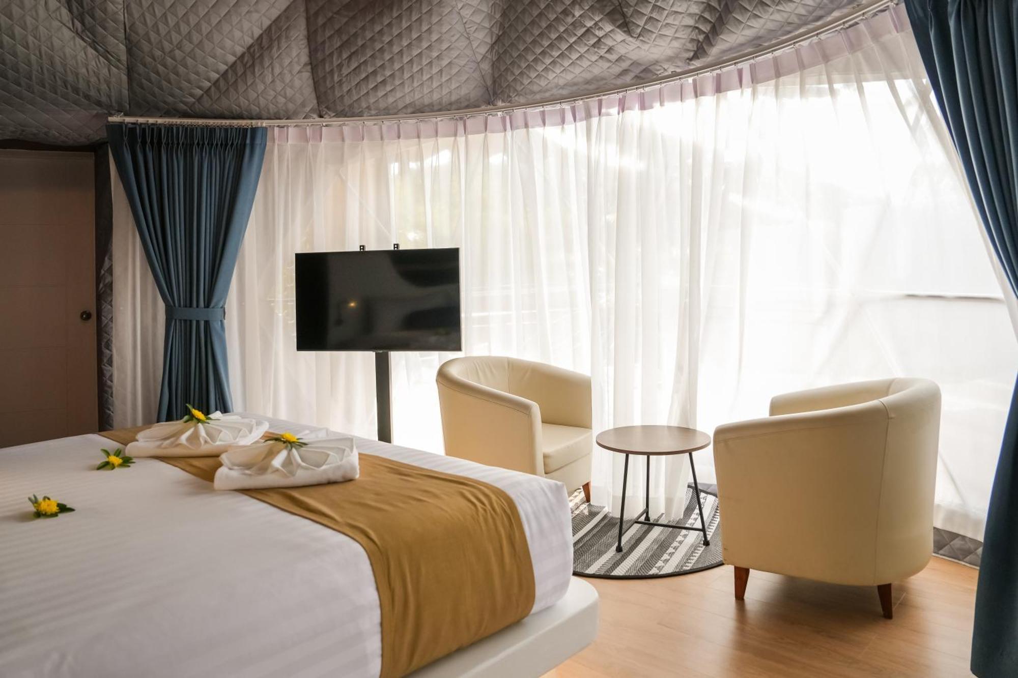 منتجع آند فيلاز لو Rawai المظهر الخارجي الصورة A bedroom in the resort