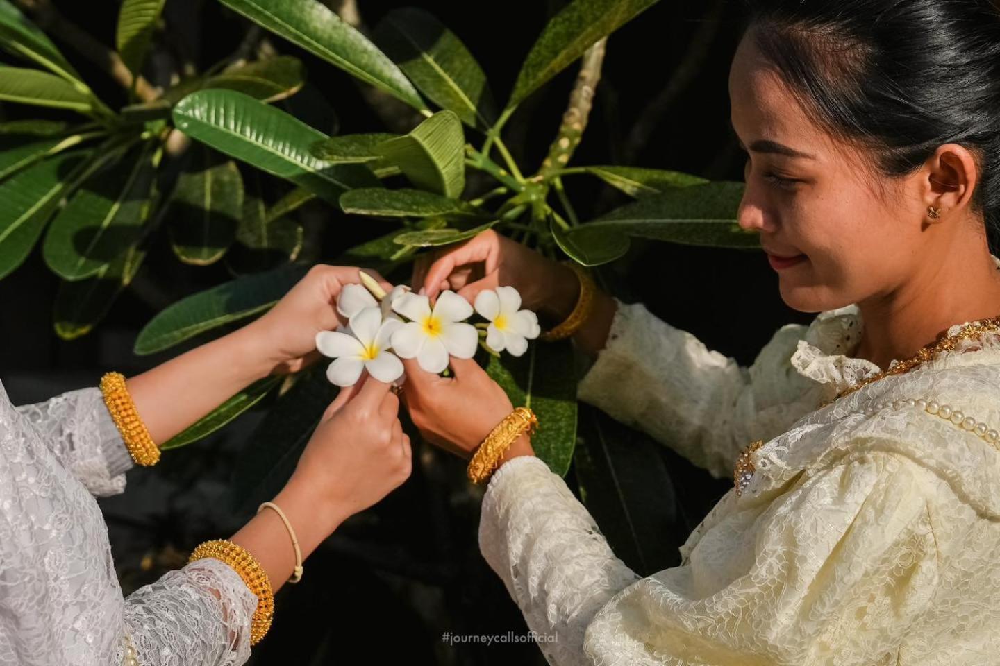منتجع آند فيلاز لو Rawai المظهر الخارجي الصورة Thai woman wearing traditional Thai dress