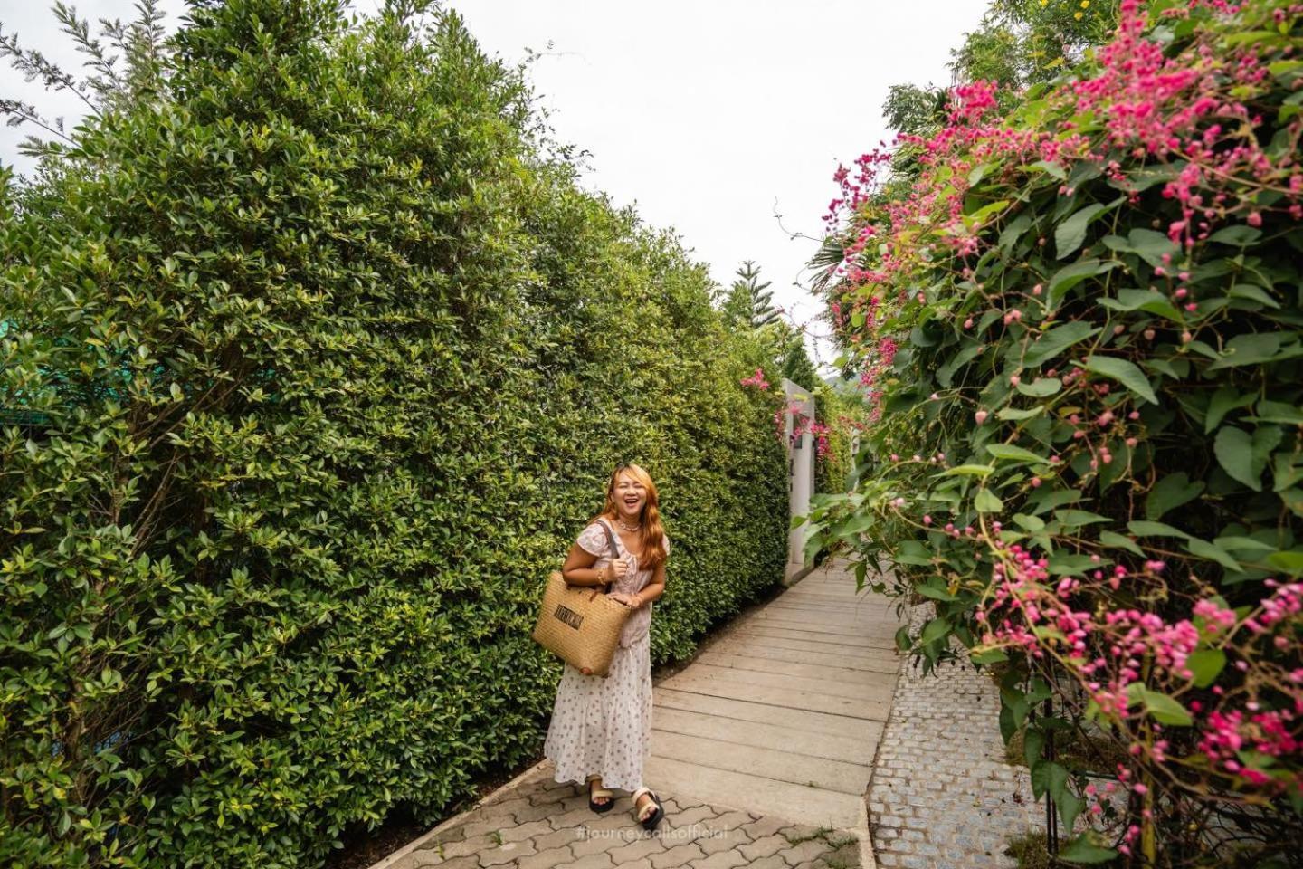 منتجع آند فيلاز لو Rawai المظهر الخارجي الصورة A tourist at the garden