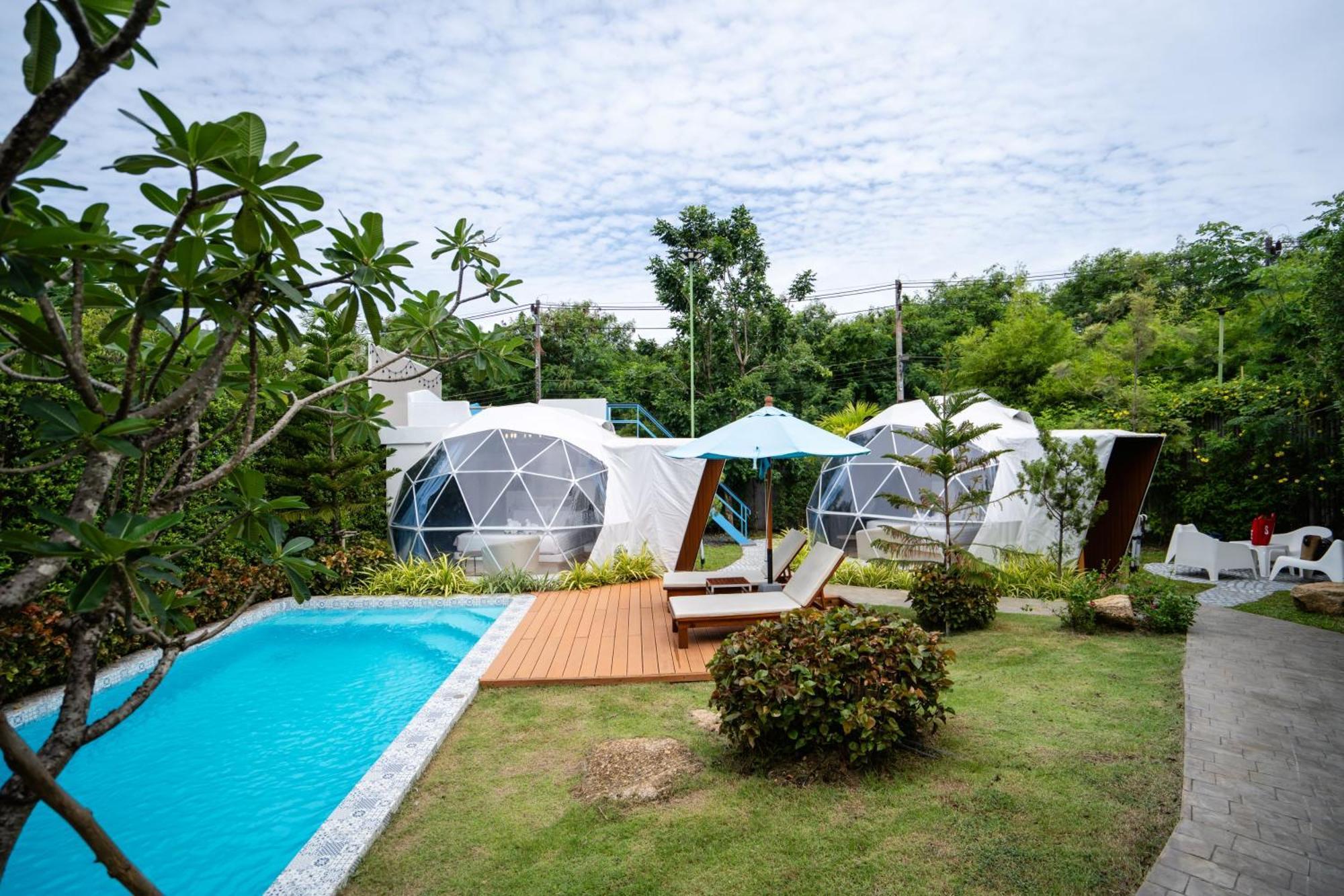 منتجع آند فيلاز لو Rawai المظهر الخارجي الصورة The resort's pool and dome bungalows