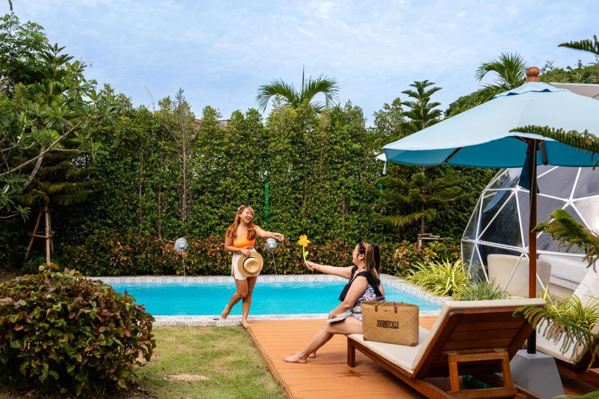 منتجع آند فيلاز لو Rawai المظهر الخارجي الصورة A pool at a resort in Phuket, Thailand