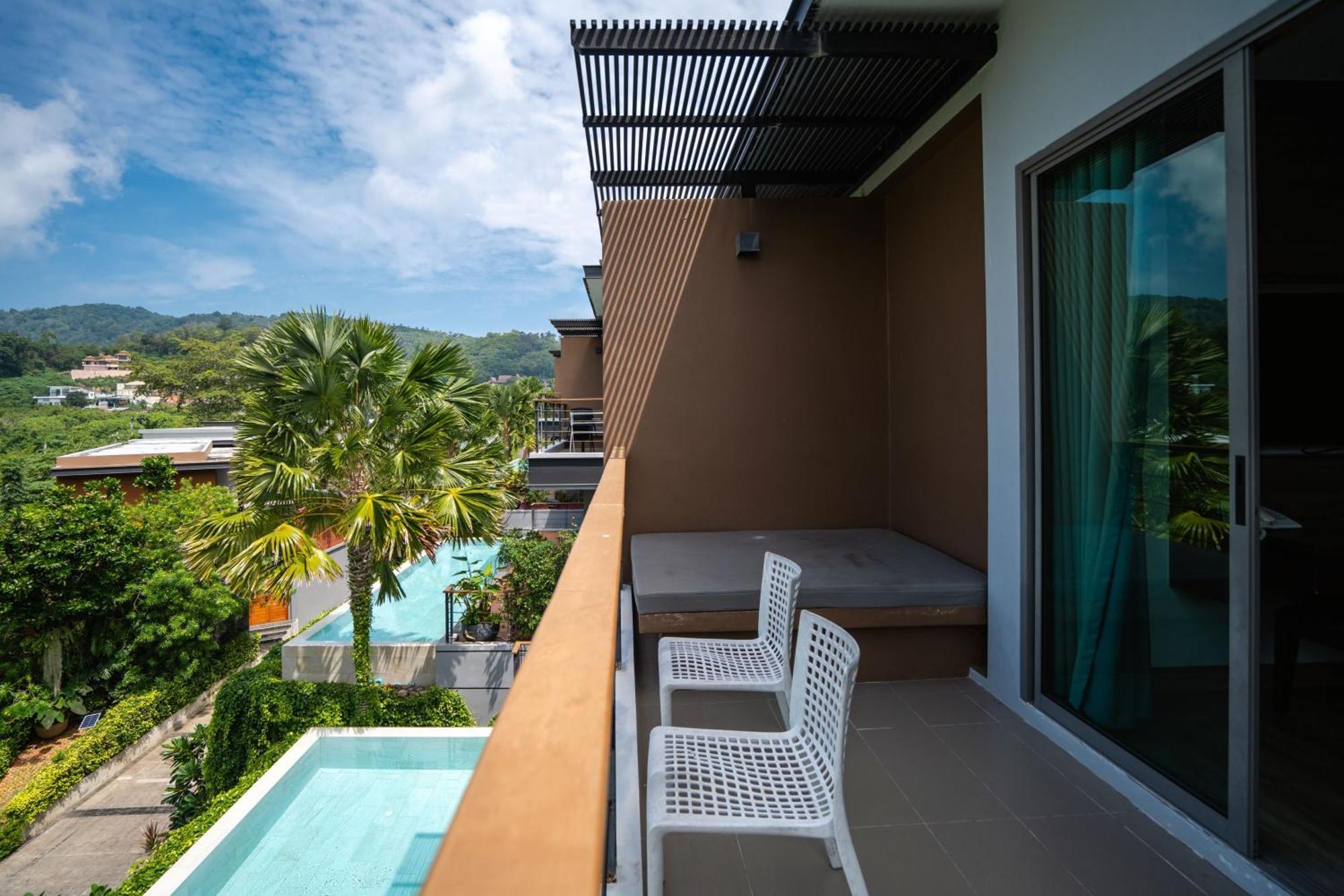 منتجع آند فيلاز لو Rawai المظهر الخارجي الصورة A balcony with a view of the pool